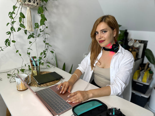Victoria using PRUNGO FluxGo red light therapy for neck stiffness relief.
